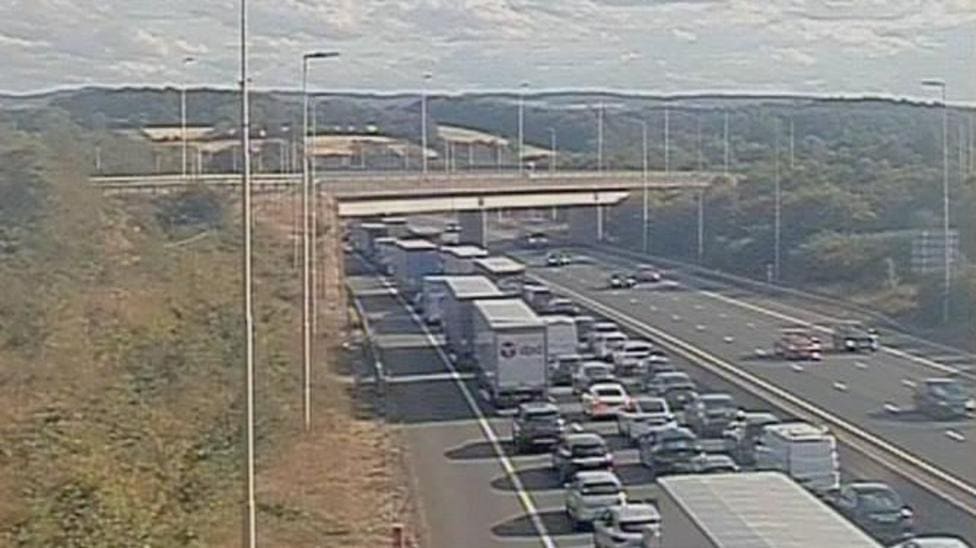 M1 motorway closed near Loughborough after crash — Loughborough news photo (BBC Leicester)
